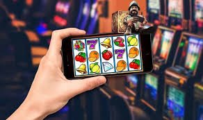 Màn hình điện thoại hiển thị lịch sử kết quả cược thể thao và slot online trên tài khoản dbet
